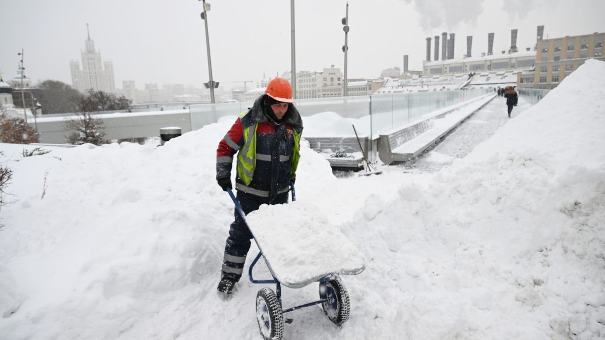 Obrazem: Moskva zažila jednu z největších sněhových bouří za 60 let